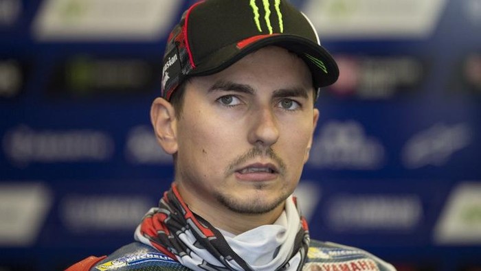 Movistar Yamaha MotoGP teams Spanish rider Jorge Lorenzo prepares to take part in the fourth MotoGP Free Practice session at the motorcycling British Grand Prix at Silverstone circuit in Northamptonshire, southern England, on September 3, 2016.   / AFP PHOTO / OLI SCARFF