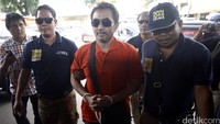 Dengan tangan terikat, Gatot masuk ke Polda Metro Jaya untuk menjalani pemeriksaan.