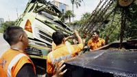Peristiwa terjadi pada pukul 08.00 WIB. Truk bernopol B 9351 C tiba-tiba oleng ke kiri lalu menabrak tiang rambu tepatnya di KM 06+500 Tol Kebon Jeruk arah Tangerang.