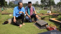 Mantan Menko Maritim Rizal Ramli (kiri) dan putra ketiga seniman Benyamin S, Biem Benyamin (kanan) di depan makam Benyamin S. Seniman Betawi tersebut meninggal pada 5 September 1995.
