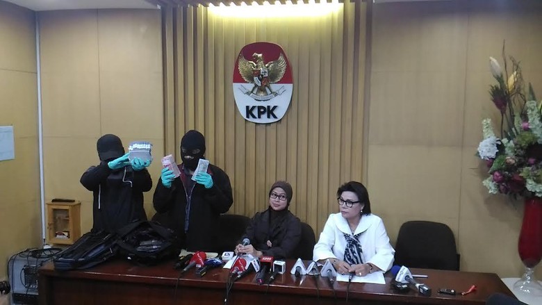 KPK akan Periksa Ayah Bupati Banyuasin Yan Anton Terkait Kasus Suap KPK akan Periksa Ayah Bupati Banyuasin Yan Anton Terkait Kasus Suap