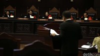 Agenda sidang di MK pada hari ini adalah mendengarkan keterangan dari pihak pemerintah dan DPR.