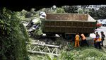 Truk Tabrak Tiang Rambu Lalin di Tol Merak