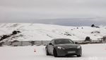 Menari di Es dengan Aston Martin