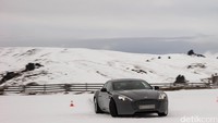 Peserta menguji mobil mewah tersebut di atas permukaan es. Ist/Aston Martin.