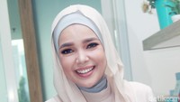 Ia tampak tersenyum kala berpose di depan kamera. Pool/Gus Mun/detikFoto.