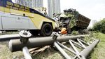 Truk Tabrak Tiang Rambu Lalin di Tol Merak