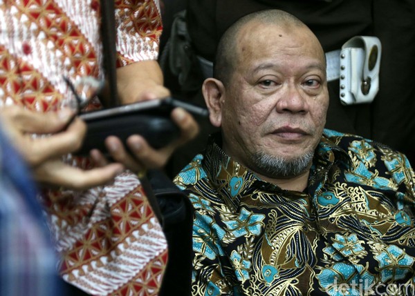 Katta dumbali yalangoch mulatta ayollar