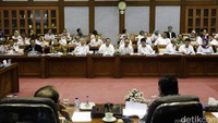 Menaker Hanif Dhakiri dan Menhub Budi Karya Sumadi tampak didampingi pejabat eselon I.