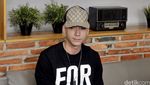 Stefan William Kasual dengan Snapback