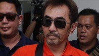Sementara soal kepemilikan senjata api, Gatot mengaku bahwa ia mendapatkan senjata itu dari AS, Kepala Badan Penyehatan Perbankan Nasional (BPPN). Polisi juga menjadwalkan pemeriksaan terhadap AS hari ini.