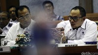 Hanif memberikan penjelasan kepada anggota Komisi IX.