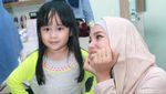Senyum Manis Dewi Sandra Bikin Pria Luluh