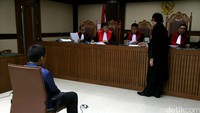 Rohadi didakwa menerima duit Rp 50 juta dari kakak Saipul Jamil, Samsul Hidayatullah.