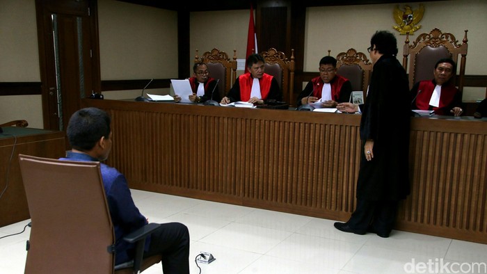 Panitera Pengganti di PN Jakarta Utara, Rohadi  menjalani sidang dakwaan di Pengadilan Tipikor, Jakarta, Senin (5/9/2016). Rohadi didakwa menerima duit Rp 50 juta dari kakak Saipul Jamil, Samsul Hidayatullah. Selain itu dia juga didakwa menerima duit suap sebesar Rp 250 juta untuk mempengaruhi putusan kasus Saipul Jamil di PN Jakut.
