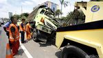 Truk Tabrak Tiang Rambu Lalin di Tol Merak