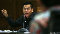 Terdakwa suap Raperda Reklamasi, M Sanusi melontarkan pertanyaan kepada Ahok yang tengah bersaksi.