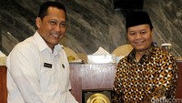 Budi Waseso menerima plakat MPR dari Hidayat Nur Wahid.