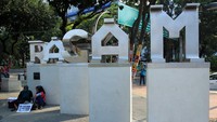 Tampak juga sejumlah pedagang kaki lima (PKL) yang membuka lapak dan menjual baju hingga menjajakan minuman. Jumlahnya memang tidak banyak, tapi sedikit mengganggu ketenangan saat berwisata di taman (Randy/detikTravel)