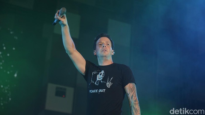 Aksi Simple Plan di Soundrenaline 2016