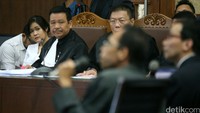 Jessica menyimak keterangan saksi.