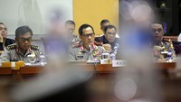 Kapolri Jenderal Pol Tito Karnavian (tengah) didampingi Kepala Lembaga Pendidikan Polri Pol Komisaris Jenderal Syafruddin (kanan) dan Irwasum Komjen Pol Dwi Priyatno mengikuti rapat kerja dengan Komisi III.