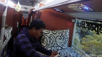 Di dalam bus ini tidak ditemui adanya bangku tegak layaknya bus penumpang pada umumnya.