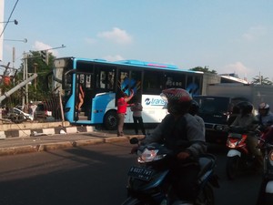 Naik Separator, Ini Penampakan TransJ yang Kecelakaan di Jl Gunung Sahari