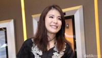 Di depan kamera, Olga nampak ceria banget. Pool/Hanif/detikFoto.