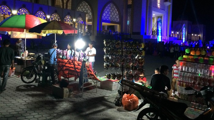 Bulan Budaya Lombok Jadi Ladang Rezeki, PKL Selalu Update Info dari Internet