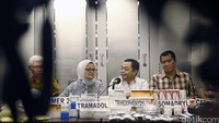 Kepala BPOM Penny K. Lukito bersama Wakabareskrim Irjen Anjan Novambar memperlihatkan obat-obatan ilegal yang disita.