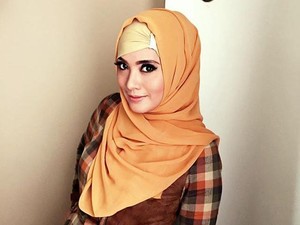 Suami Selalu Setia Menunggu Elma Theana Keluar Padepokan