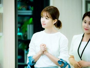 Korean Style: Gaya Feminin Aktris Han Hyo Joo di Drama W