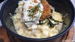 Enaknya Menyantap Baked Rice Salmon dan Burger Berlelehan Mayonnaise