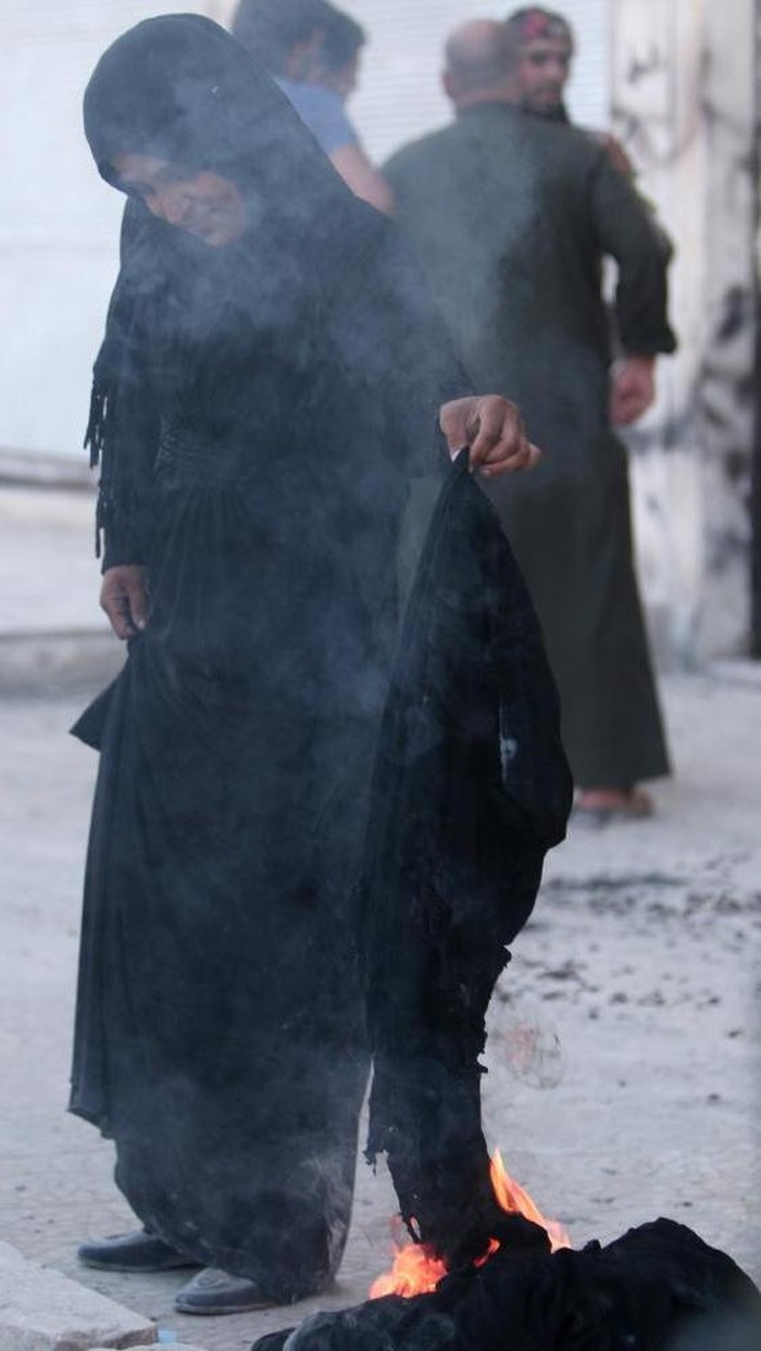 Kegembiraan Warga Suriah Bebas dari ISIS, Menari di Jalanan dan Bakar Burka