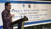Wakil Gubernur DKI Jakarta Djarot Saiful Hidayat memberikan sambutan dalam acara penutupan pelatihan bantuan hidup dasar bagi masyarakat awam di Balai Agung Gedung Balaikota Provinsi DKI Jakarta, Selasa (6/9/2016).