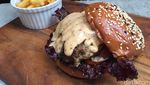 Enaknya Menyantap Baked Rice Salmon dan Burger Berlelehan Mayonnaise