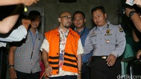 Andi keluar dengan memakai rompi tahanan KPK.