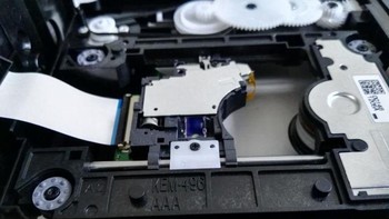 Komponen drive optik PS4 Slim untuk membaca kepingan BluRay. Foto: Istimewa