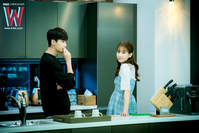 Lee Jong Suk dan Han Hyo Joo banyak beradegan romantis di drakor W, termasuk ciuman yang intens. Seperti dikutip dari Soompi, Jong Suk dan Hyo Joo diketahui memang sudah cukup dekat sebelum syuting W sehingga memudahkan mereka untuk mendapatkan chemistry saat berakting. Foto: MBC