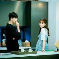 Lee Jong Suk dan Han Hyo Joo banyak beradegan romantis di drakor W, termasuk ciuman yang intens. Seperti dikutip dari Soompi, Jong Suk dan Hyo Joo diketahui memang sudah cukup dekat sebelum syuting W sehingga memudahkan mereka untuk mendapatkan chemistry saat berakting. Foto: MBC