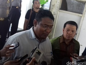 Ini Barang yang Dibawa Polisi dari Padepokan Gatot Brajamusti