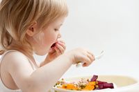 Si Kecil Sering Makan Terlalu Lahap dan Cepat? Ini Efeknya!