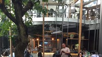 Berlokasi di Jalan Ganesha, Bandung, One Eighty Coffee ramai diperbincangkan karena area bersantapnya berupa kolam renang dangkal. Pengunjungpun bisa menikmati kopi sambil merendam kaki.
