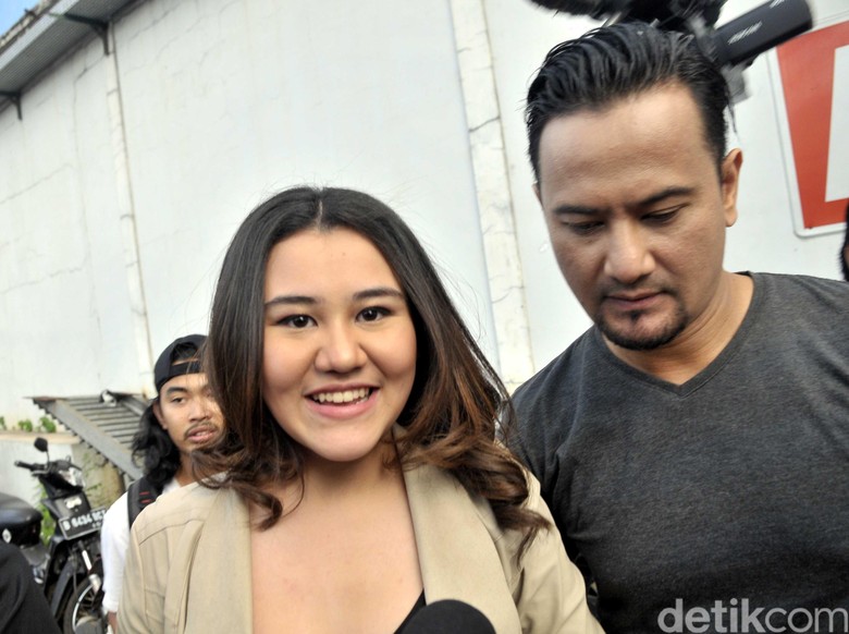 Aaliyah Bicara Soal Kabar Angelina Sondakh Menikah Siri dengan Brotoseno Aaliyah Bicara Soal Kabar Angelina Sondakh Menikah Siri dengan Brotoseno