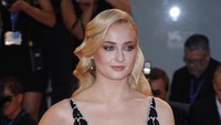 Ia juga terlihat seksi lewat detail belahan dada rendah pada gaunnya. Pascal Le Segretain/Getty Images/detikFoto.