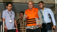 I Putu Sudiartana keluar dengan memakai rompi tahanan KPK.