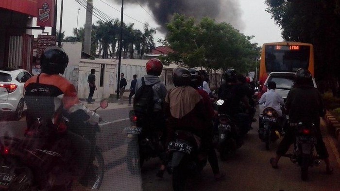 Bangunan Berbahan Kayu di Kedoya Jakbar Terbakar, Jl Panjang Macet