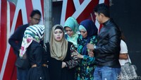 Setelahnya tampak seorang pria dari tim keamanan Rumpi: No Secret menghampiri dan mengawalnya. Pool/Ismail/detikFoto.