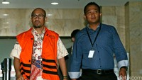 Andi keluar gedung KPK usai menjalani pemeriksaan sebagai tersangka kasus suap proyek jalan dalam anggaran Kementerian Pekerjaan Umum dan Perumahan Rakyat (PUPR).